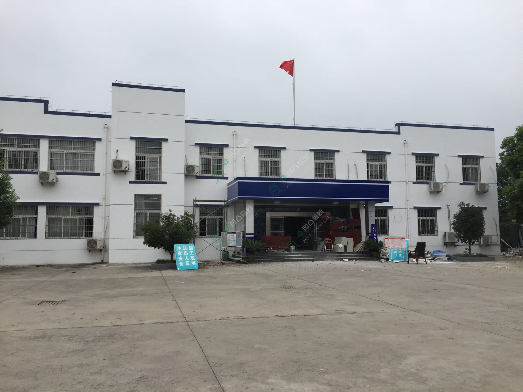 本地玻璃隔斷_玻璃隔斷廠家_[承接]安慶市宜秀區(qū)永安派出所辦公室雙玻百葉璃隔斷工程
